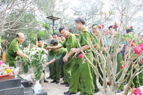 Các đại biểu viếng mộ đồng chí Lê Hồng Phong